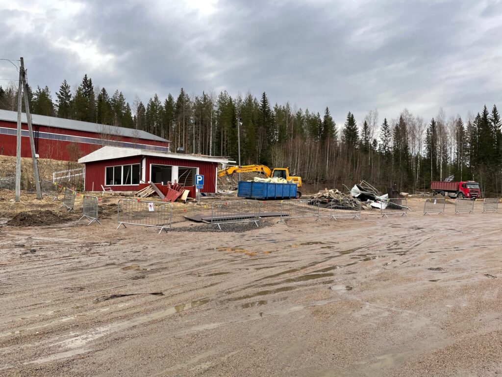 Vanha tallikahvio jo osittain purettuna