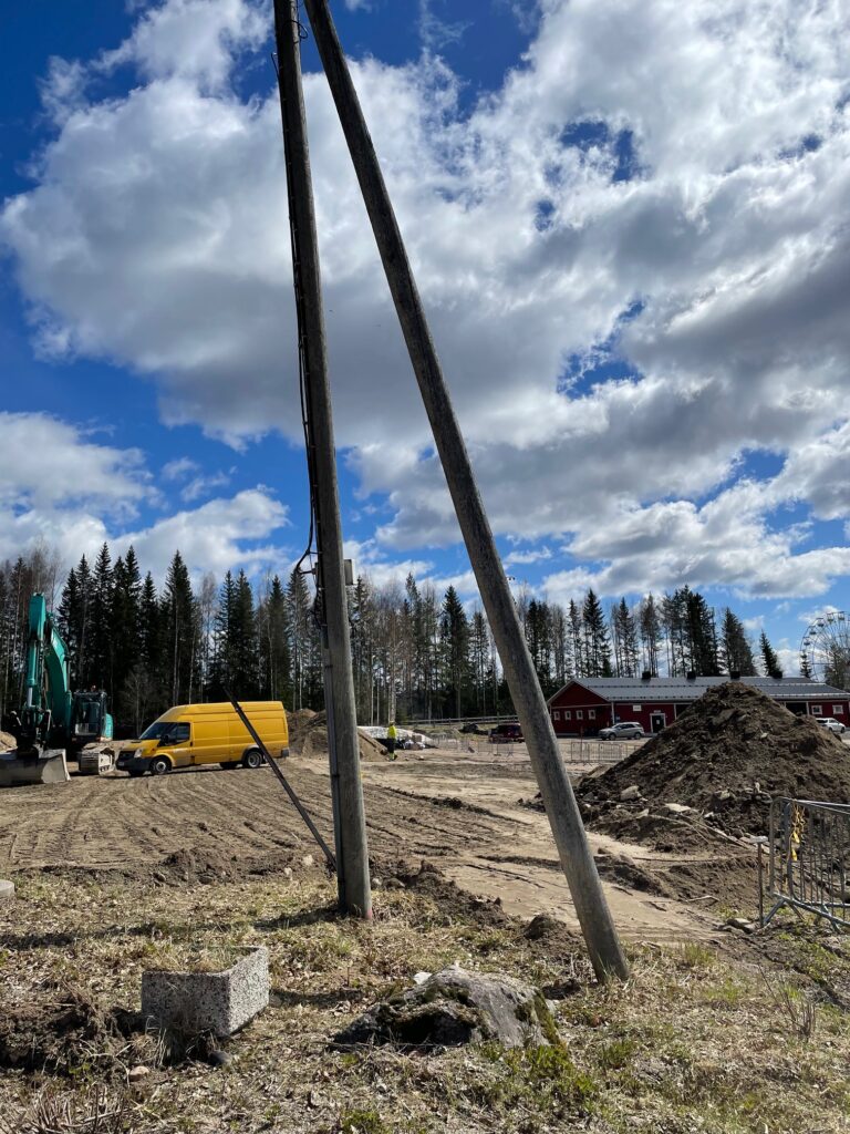 Näkymää uuden valjastuskatoksen maarakennustyöstä