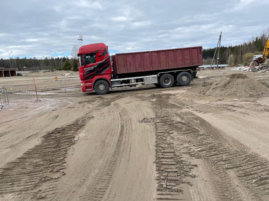 Näkymää uuden valjastuskatoksen maarakennustyöstä, kuorma-auto